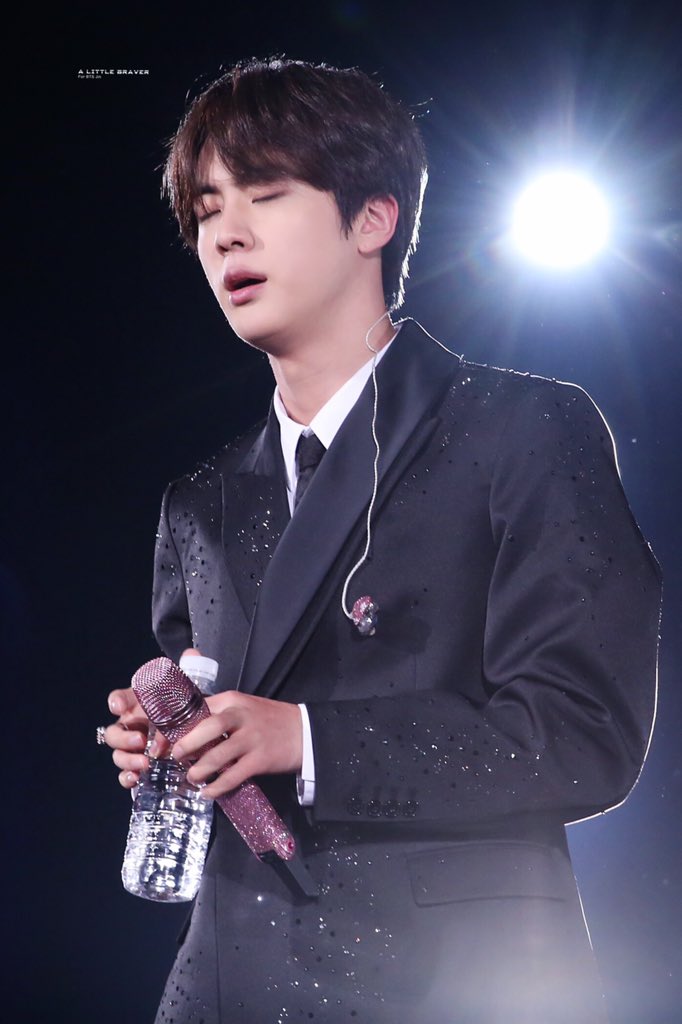seokjinfile's tweet photo. © ALittleBraver92
#방탄소년단진 #방탄진 #진 #석진 #JIN #BTSJIN #SEOKJIN https://t.co/Dx12kuceTL