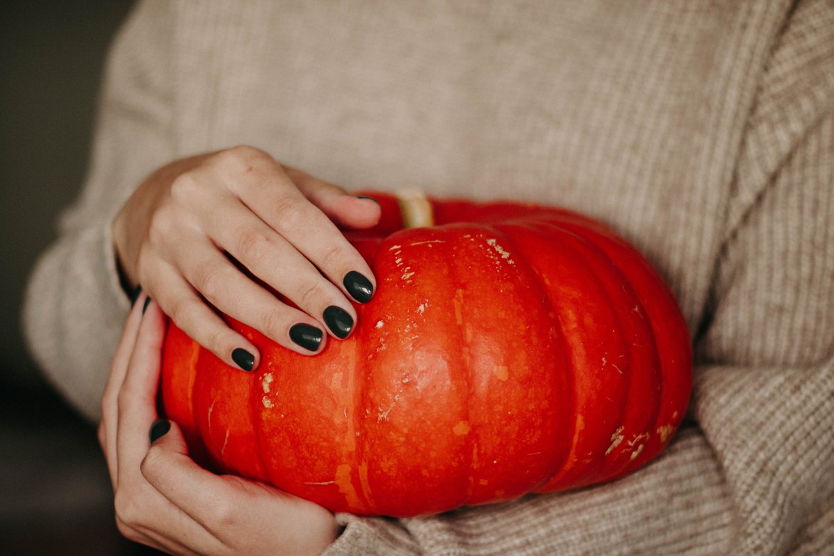 Pumpkin is the queen of Halloween and of #skincare. It has numerous benefits on our skin: it moisturizes, deeply cleanses, fights free radicals, brightens the skin and helps fight #wrinkles. Important for a good #beautyroutine and in the diet #antiaging #rejuvenate #topicalagel