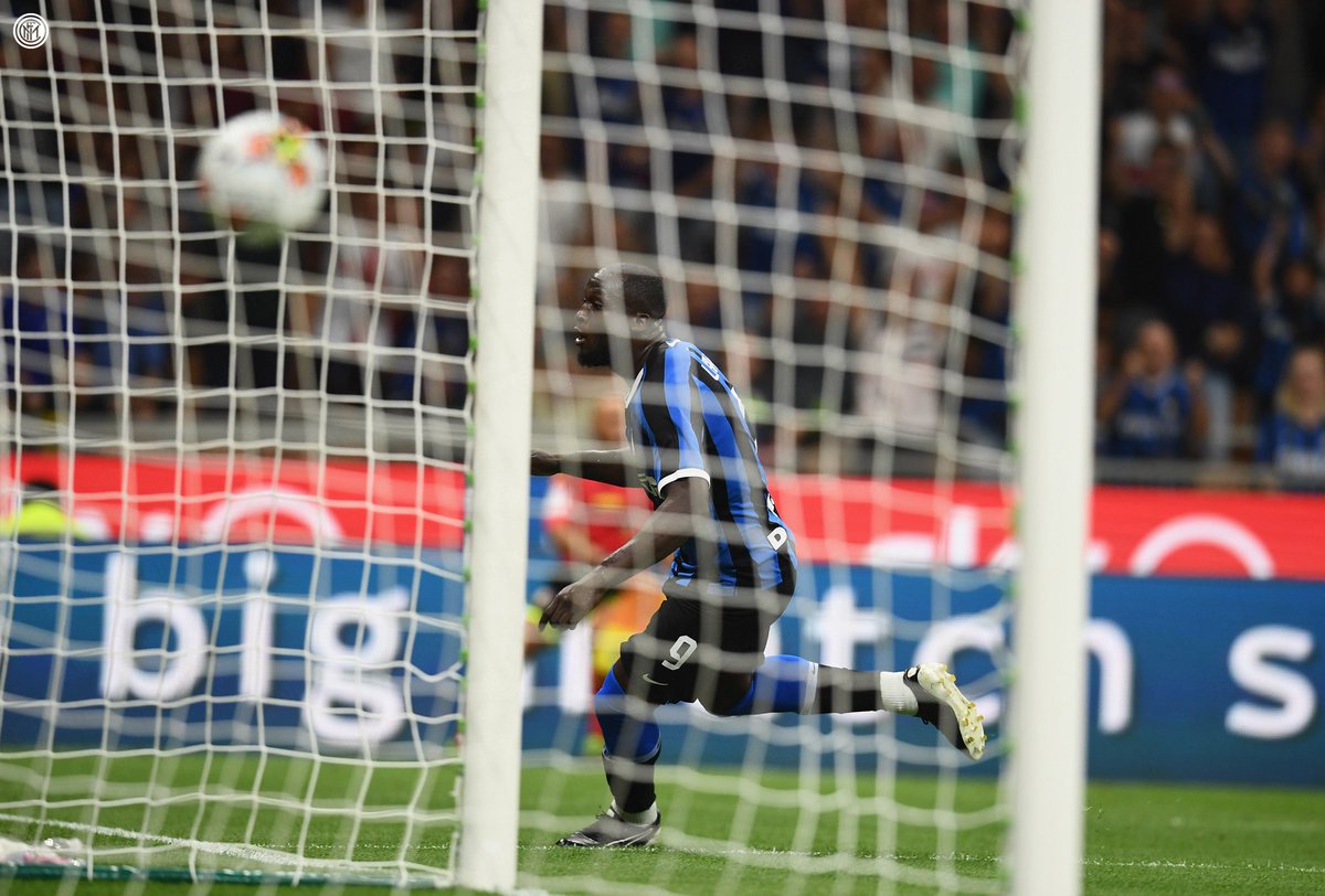 Inter_en's tweet image. Think we love the Net just as much as @RomeluLukaku9 loves putting the ball into it... happy #WorldInternetDay to all! 😜