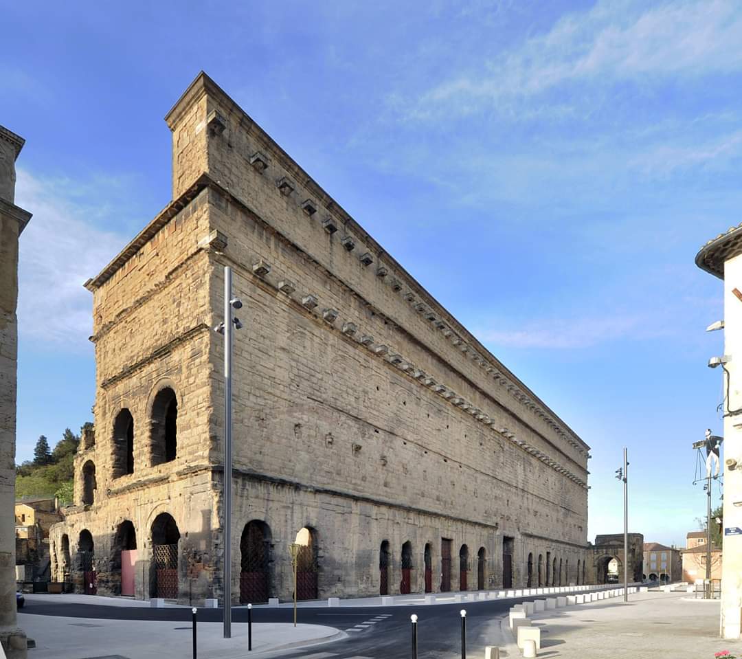 Le #théâtre #romain d' #Orange vu sous un angle peu photographié! Et pourtant " une des plus belle muraille de mon royaume" se serait ecrié Louis XIV! 

Photo © Culturespaces / Gromelle Grand Angle

#archeologie #Antiquité #teamRomains