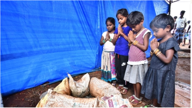 vino_cheguvara's tweet photo. சுஜித்தியின் உடலுக்கு அஞ்சலி செலுத்திய குழந்தைகள், 
இதில் கவனிக்கவேண்டியது அவர்கள் அஞ்சலி செலுத்திய இடம் இந்த ஆழ்துளைக்கிணறு..

@Sunandhaspeaks 
#RIPSujithWilson #RIPdigitalindia https://t.co/zsKvcMlFc9