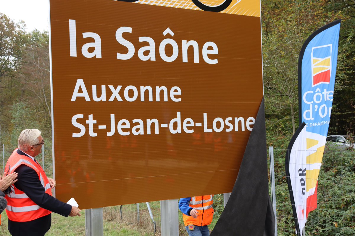 Sauvadet's tweet photo. Pose du panneau #APRR « La #Saône, #Auxonne, #SaintJeanDeLosne » en présence de Philippe Nourry, PDG de @GroupeAPRR et de Christophe Marot Secrétaire général de la @Prefet21_BFC. 
Le @CD_CotedOr est fier de la richesse patrimoniale de son territoire. https://t.co/Nsqil57Nx8