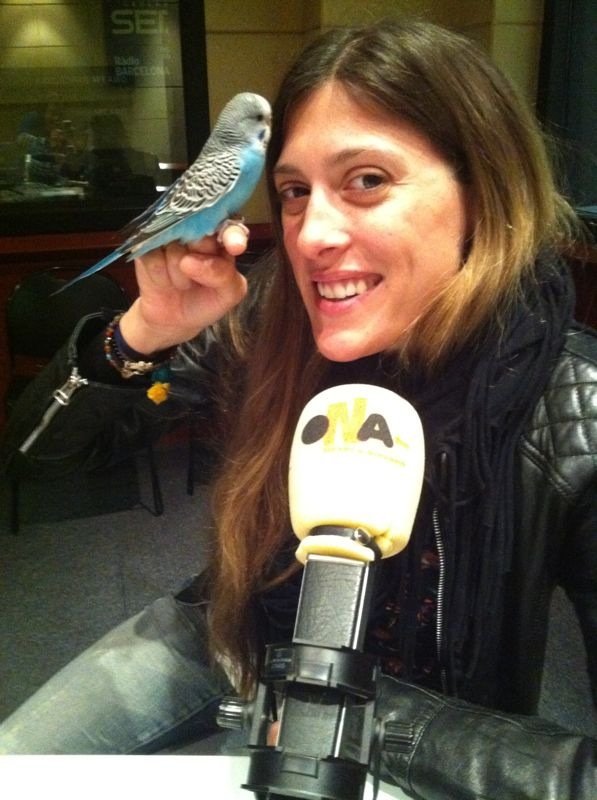 qmolins's tweet photo. @QueThiJugues hahaha m'acaben de a l'ordinador, fotos del Itu (en honor a @itu_edu ) a l'estudi d' #OnaFm . El bitxu aguantava la tertúlia #FreeStyle del #ForaDeJoc
Al final l'ocellet se'l va quedar un oient
#BonsRecords
@AinaCer @Cristobal_chass @SiqueRodriguez https://t.co/H9JTl8FYAP