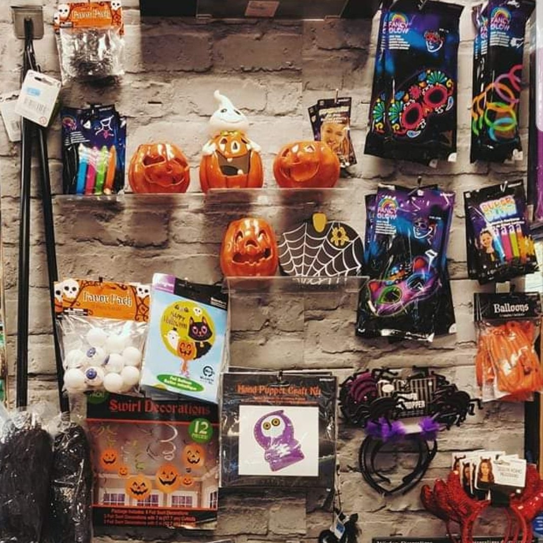 mantonscards's tweet photo. Lots of Hop Tu Naa and Halloween goodies at Mantons. Decorations, facepaints, glow sticks, games, balloons and much more.
#hoptunaa #halloween #isleofman #manx #Mantons #porterin #facepaint #glowsticks https://t.co/U5oB0UFADO