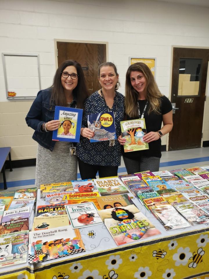 Congratulations to our summer reading challenge students! Books are the best reward! <a href="/OaksideReading/">Christine Hirsch</a> <a href="/OaksideAwesome/">Oakside Elementary</a> #peekskillpride