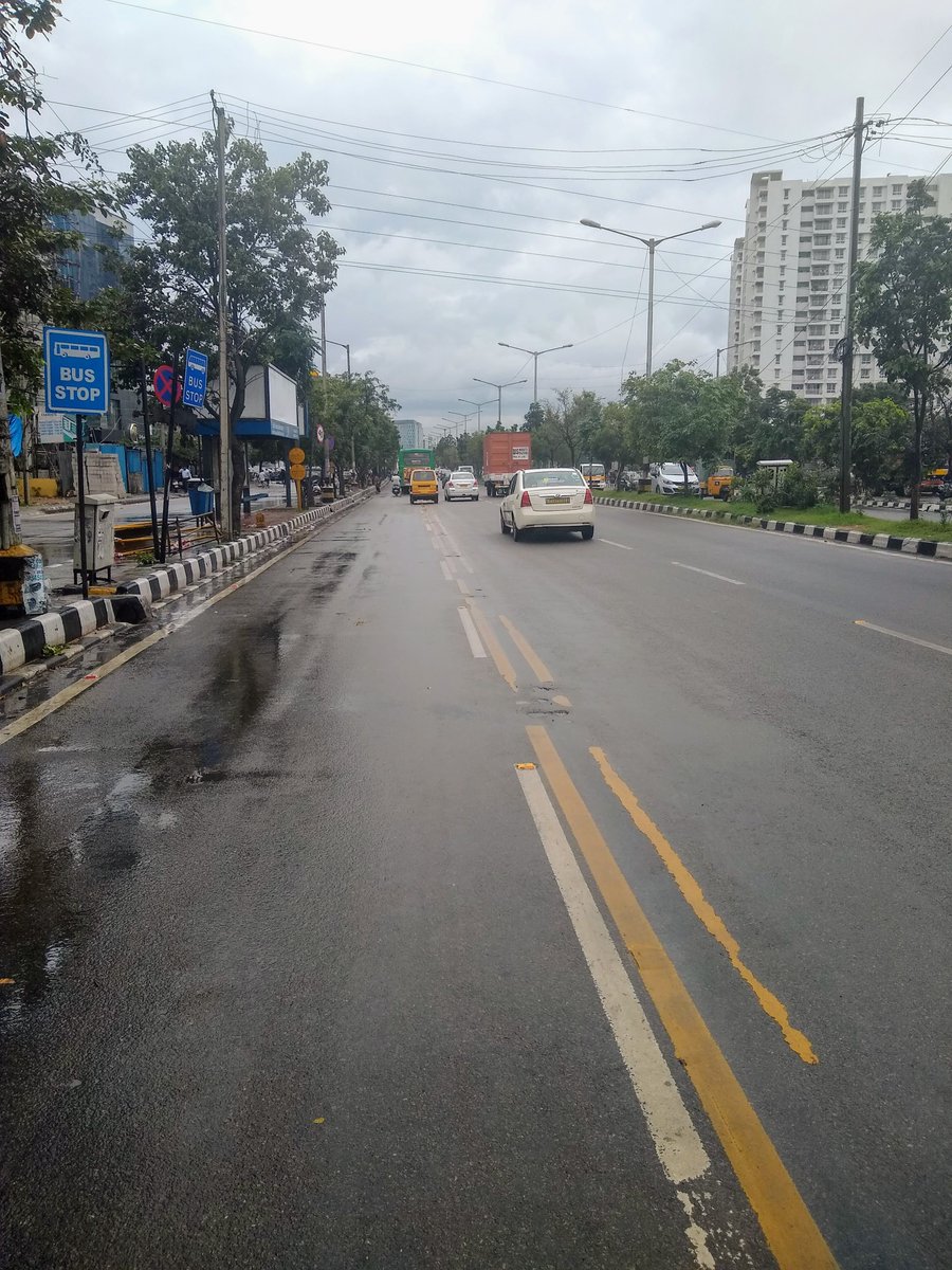OneHour_Project's tweet photo. @BBMPCOMM @CMofKarnataka @csogok @KarnatakaVarthe @blrcitytraffic @BMTC_BENGALURU Curious to see arrangements made for 1st Nov launch, I went on a field trip. Kept looking both ways from Silk Board till KR Puram but did not find any bus lane bollards. Met a commuter who told me that bollards were removed after a week and it's just the double yellow lanes now. https://t.co/xjsdCPj2rL