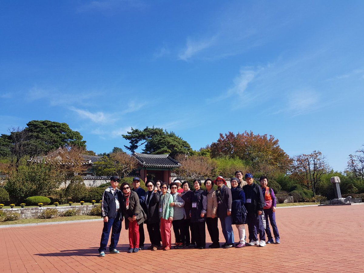 2018년 한해동안 어르신들이 열심히 달려주신 덕분에 성남시니어클럽 시장형사업단이 우수사업단으로 선정되었습니다. 

그리하여 지난 10월 28일 강릉으로 나들이를 
다녀왔는데요~ 날씨도 좋고~ 풍경도 좋고~ 음식도 좋고~ 어르신들 입가에 미소가 떠나지 않던 나들이였습니다.