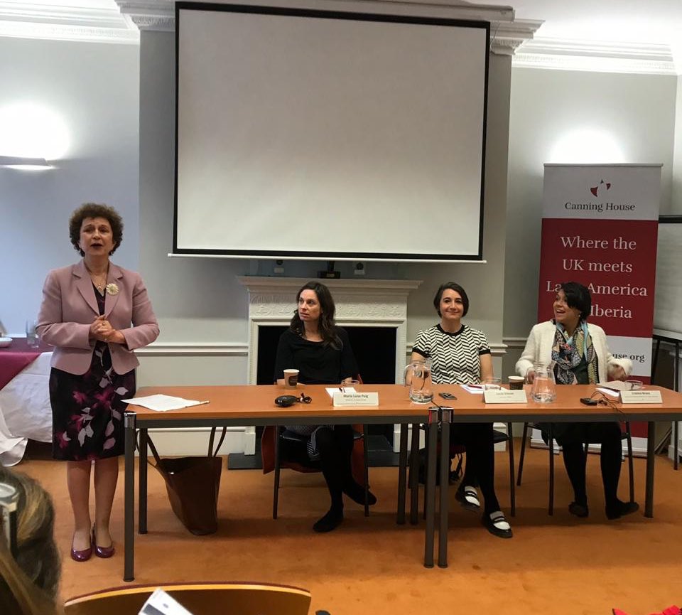redmad_chile's tweet photo. 🔴 Ahora nuestra delegación #REDMAD se reúne con mujeres latinoamericanas que han alcanzado puestos de liderazgo en @Canning_House en Londres 🇬🇧 Compartiendo experiencias para promover el avance de la mujer. #MisionREDMAD #GenderEquality https://t.co/PmIKxjwkKl