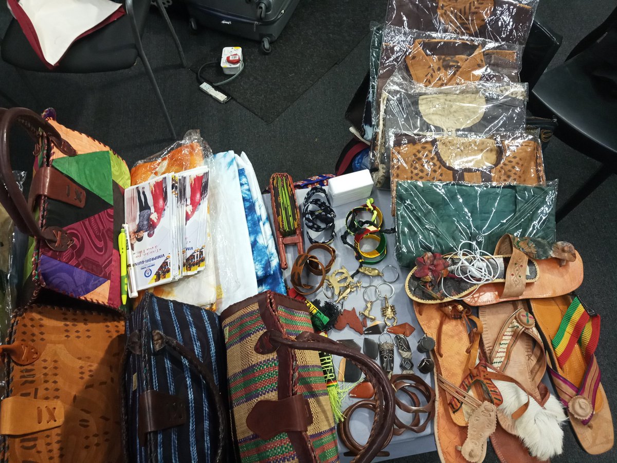 vimiprofi's tweet photo. #AFWID_AFRIQUE_DU_SUD
À l'exposition des produits  #MA_GUINEE_EST_LÀ
#CAPE_TOWN_2019
#TELLEMENT_FIERE💪🏾 https://t.co/DXtRyLDeo0