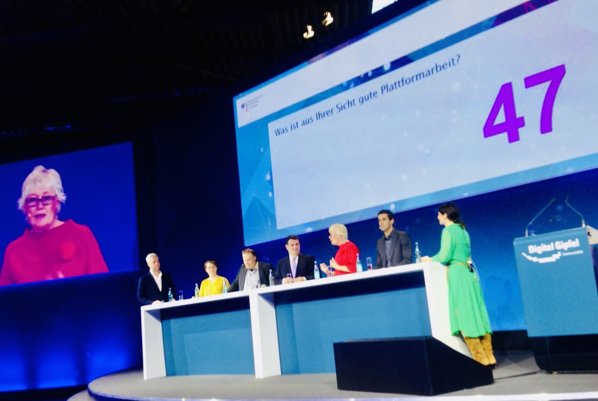denkfabrik_bmas's tweet photo. Wir sind im #SpeedDebating mit den Teilnehmenden aus unserem #CoCreation #Lab zur #Plattformökonomie mit @hubertus_heil @BMAS_Bund #Plattform #Digitalisierung
#DigitalGipfel19 https://t.co/PweZSvgJkv