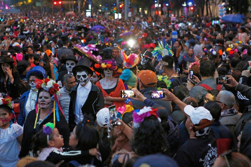 phjournalism's tweet photo. Mexicans get ready to celebrate the Day of the Dead highlighting the character of La Catrina which was created by #cartoonist Jose Guadalupe Posada.
#MexicoCity #Mexico 26.10.2019 📸 @Ginnette_R / AP
#DayoftheDead #lacatrina #Mexican #DeadWalk https://t.co/uRG6D12wLq