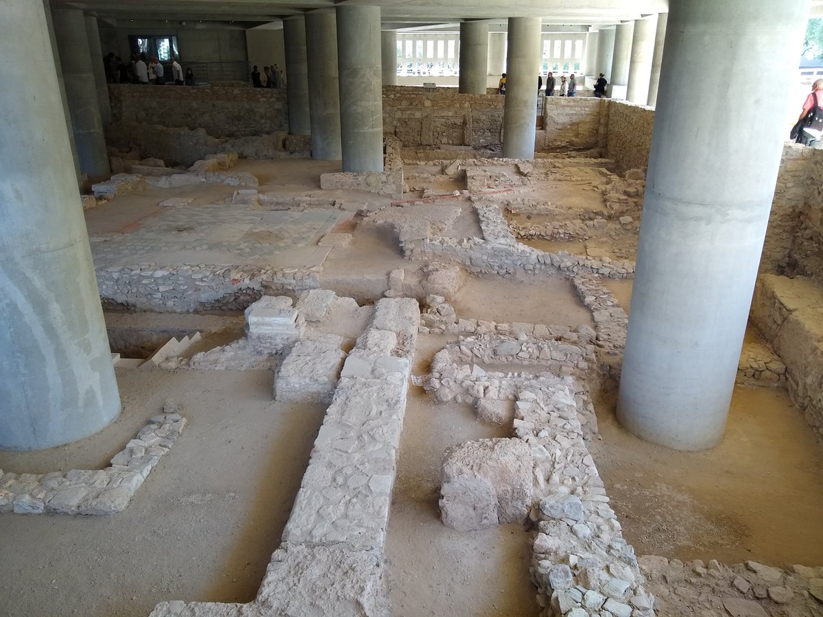 Walking around a city, we mostly see the superstructure. Elaborate architecture, the decorations on the walls, floors, or ceilings…Some of these features were present in the site below. “A series of small walls” as  @EddieIzzard hilariously described archaeology/10