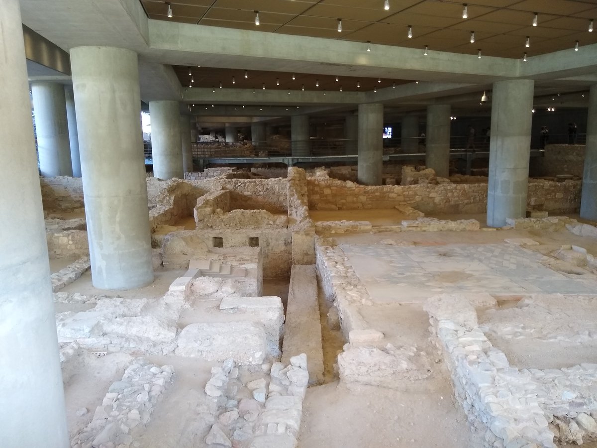 Walking around a city, we mostly see the superstructure. Elaborate architecture, the decorations on the walls, floors, or ceilings…Some of these features were present in the site below. “A series of small walls” as  @EddieIzzard hilariously described archaeology/10