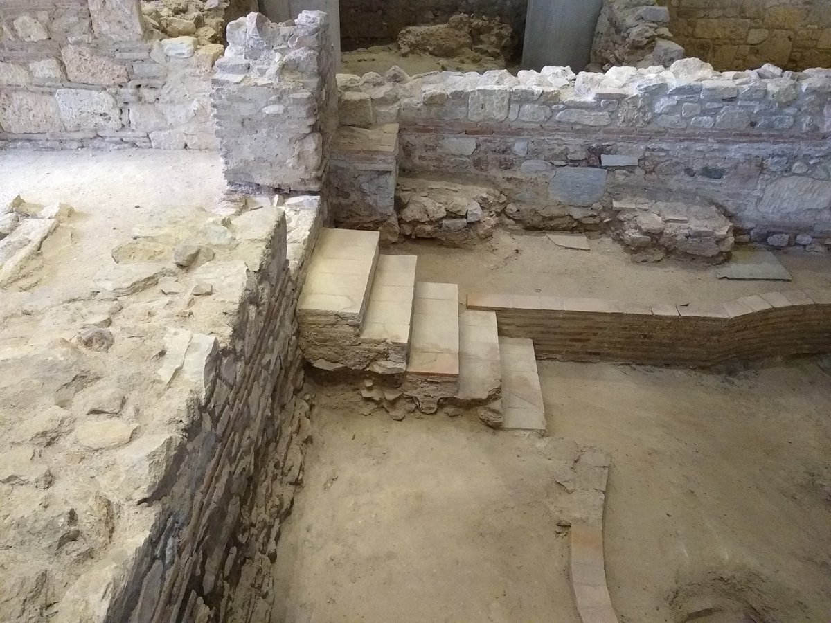 Walking around a city, we mostly see the superstructure. Elaborate architecture, the decorations on the walls, floors, or ceilings…Some of these features were present in the site below. “A series of small walls” as  @EddieIzzard hilariously described archaeology/10