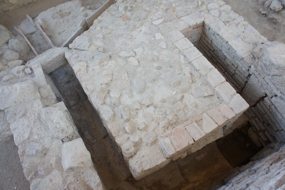While we’re missing the cramped group toilet seat famous from other Roman latrines, a set of public latrines is identified from the dense layout of drains near the entrance. It’s like the andron above: the drains along the walls show where the toilet seats would’ve gone/15