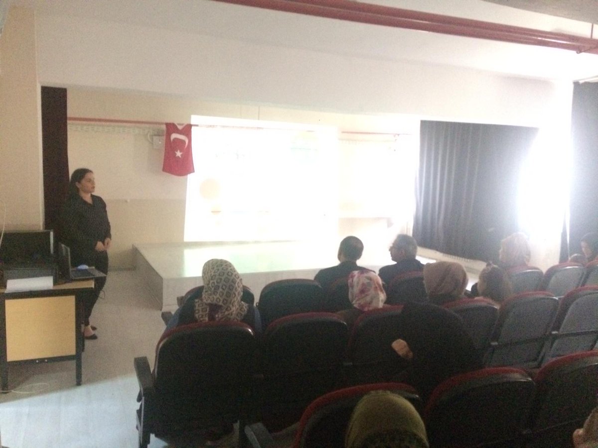 Okulumuzda Veli Akademileri kapsamında Akademik Başarı konulu seminer düzenlenmiştir.Öğretmenimiz Buse Serbes'e ve katılan velilerimize teşekkür ederiz. @veliakademileri <a href="/serhanakyol34/">Serhan AKYOL</a> <a href="/tcmeb/">Millî Eğitim Bakanlığı</a> <a href="/ARNAVUTKOYMEM/">Arnavutköy İlçe Millî Eğitim Müdürlüğü</a> <a href="/memleventyazici/">Levent Yazıcı</a> @Istanbul_ILMEM <a href="/ziyaselcuk/">Ziya Selçuk</a>