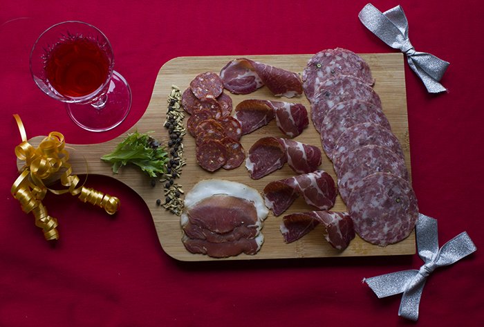 SuffolkMarket's tweet photo. @LoveWildBoar will be joining us on Sat 14th Dec at Trinity Park for our Farmers' Market.
Spice up your charcuterie board this Christmas with 100% British, truly free-range wild boar meats.

Suffolk Farmers’ Markets are organised by the SAA in collaboration with @SuffolkMktEvent https://t.co/pLDPbzYiPd