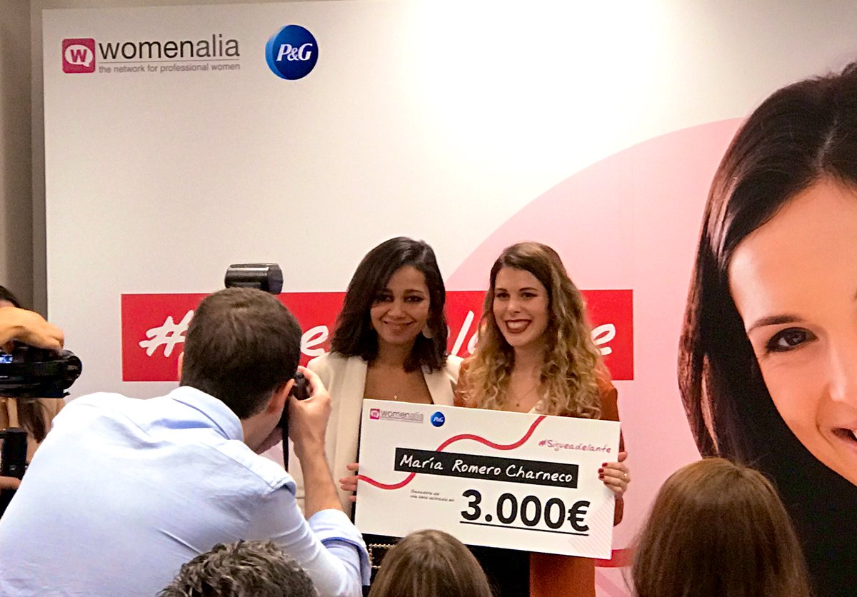 Lorena Salazar CEO de Agencia Loma entrega la beca #sigueadelante a María Romero, fundadora de <a href="/guelcom_es/">Güelcom</a>, 
una plataforma de chatbots turísticos para hoteles y apartamentos