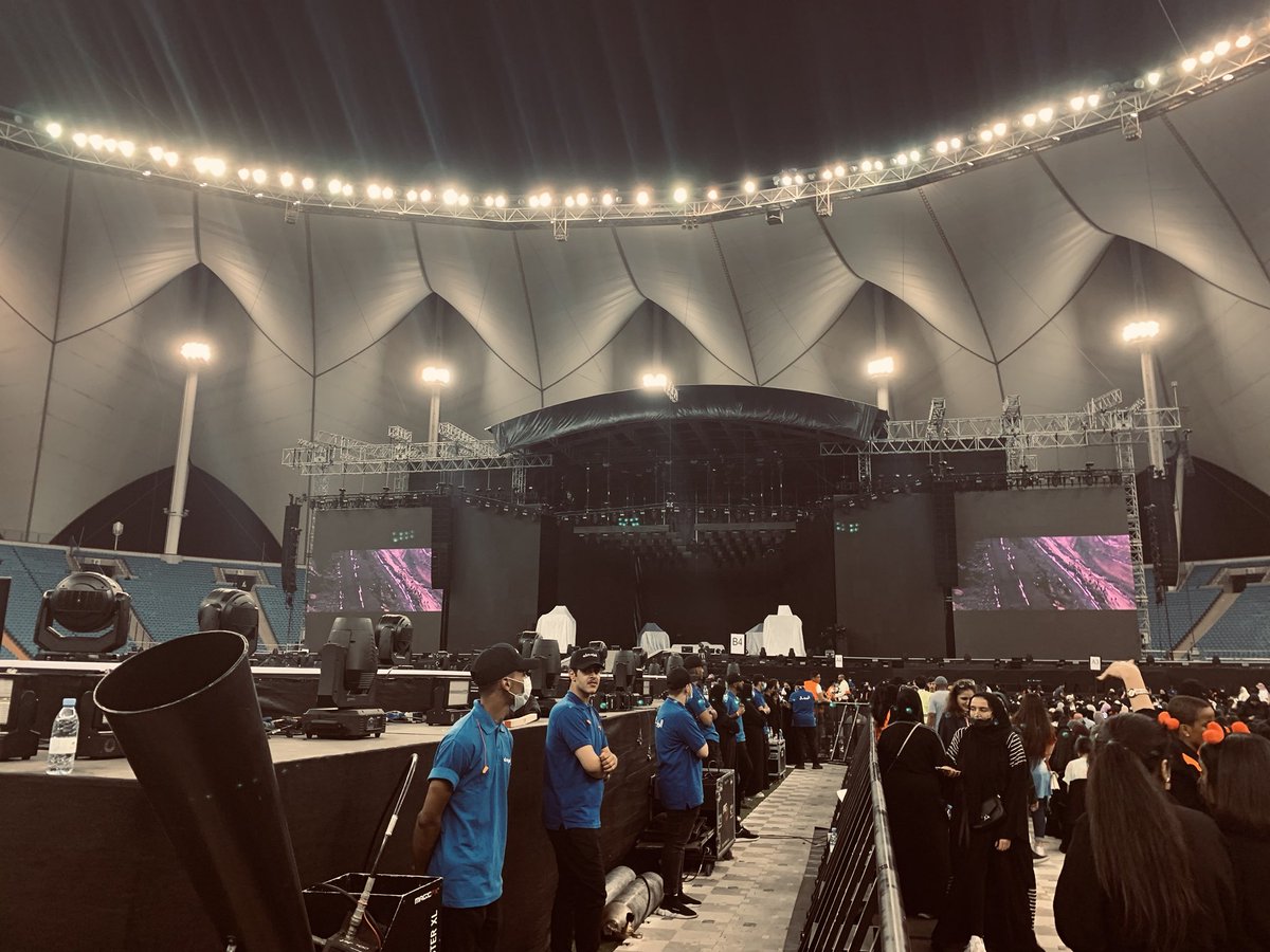 9JUMMIN5's tweet photo. I can't believe I was part of this wonderful tour,LY SY means a lot to me i really would like to thank bts so much for giving me so many great&amp;beautiful memories💙💙💫11.10.19 @BTS_twt #SpeakYourselfTheFinal_D3 #BTSOurUniverse 
#LoveYourselfForever 
#ThankYouForLY_SYTour https://t.co/60KZa8Lptf