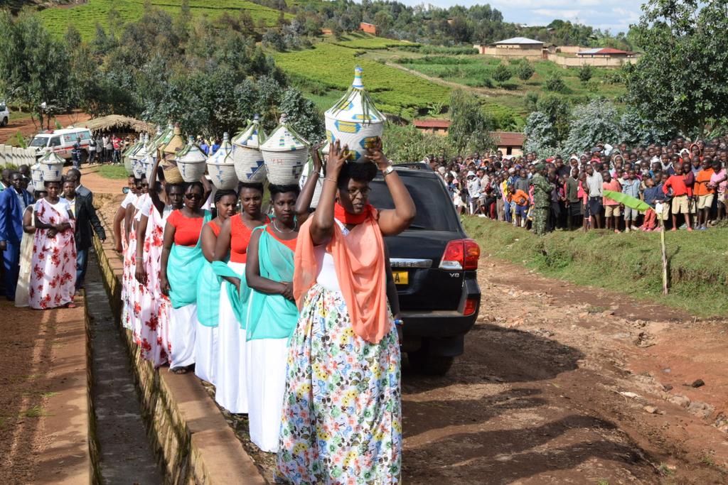 RTNBurundi's tweet photo. #Burundi  En marge de l'inauguration du marché moderne des bétails de #Mugongomanga @BujumburaProv, la population de @Mmangacommune offre 1 vache et les paniers de vivres au Chef de l'État @pnkurunziza en guise de remerciement https://t.co/Sl9DYI3aVj