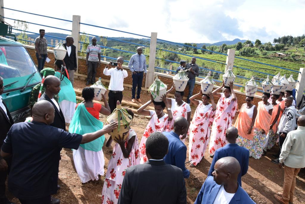 RTNBurundi's tweet photo. #Burundi  En marge de l'inauguration du marché moderne des bétails de #Mugongomanga @BujumburaProv, la population de @Mmangacommune offre 1 vache et les paniers de vivres au Chef de l'État @pnkurunziza en guise de remerciement https://t.co/Sl9DYI3aVj