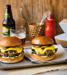 Burgerparty! We zetten de lekkerste #burgers voor je op een rij tinyurl.com/y5q9bh89