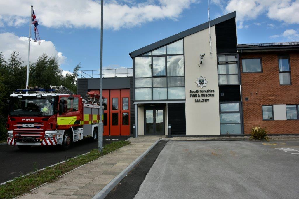 SYFR's tweet photo. Maltby fire and police station went live in October 2017 and means both services can share running costs. It also means we can work closer together to the benefit of #SouthYorkshire's communities.
3⃣5⃣ of 5⃣0⃣ #999together https://t.co/UX1IdrobYN