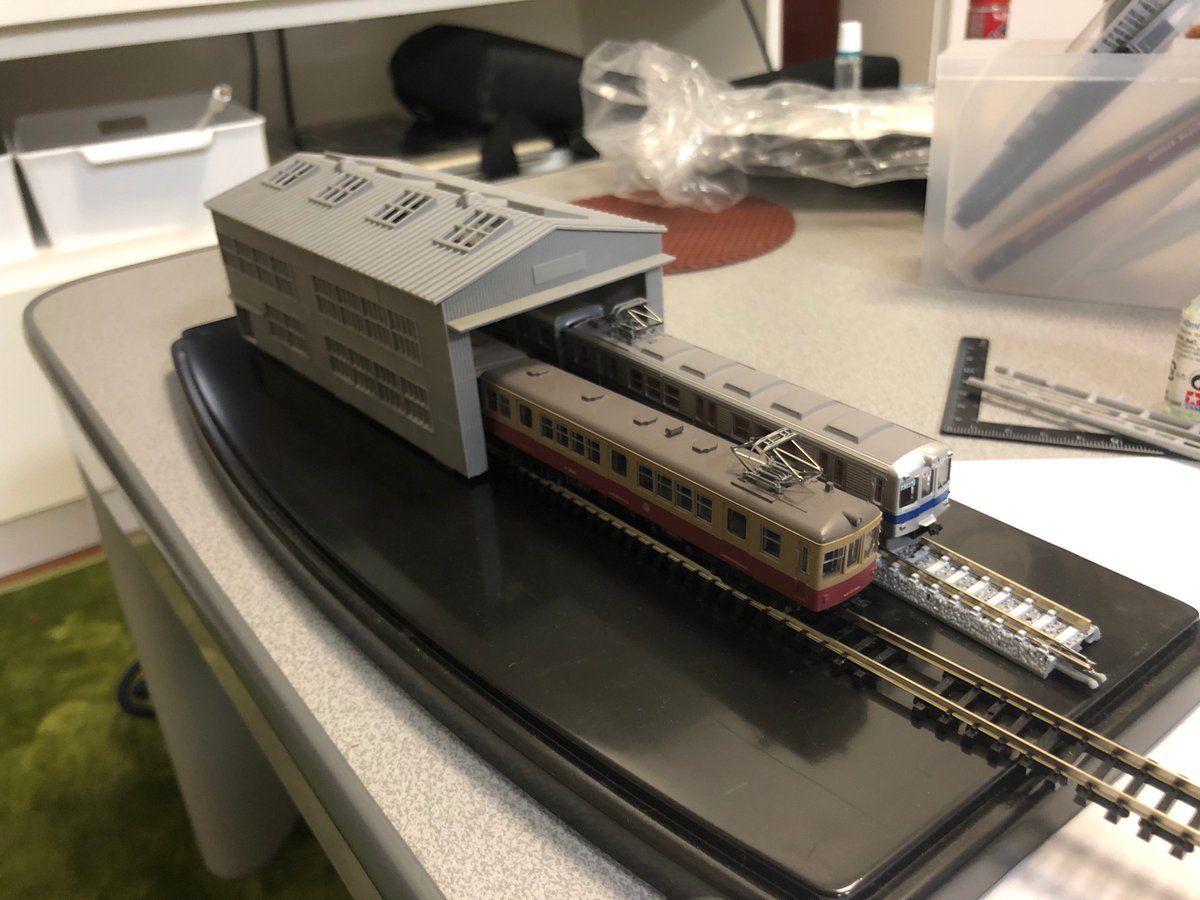 K 5 Model Factory 鉄コレの車両を並べてニンマリできる展示台が欲しかったのでダイソーのケース とグリーンマックスの電車庫を使ってミニジオラマにチャレンジ 地方鉄道の車庫風に２両停められる渋めなヤツを目指して 限られたスペースで配置考えるの