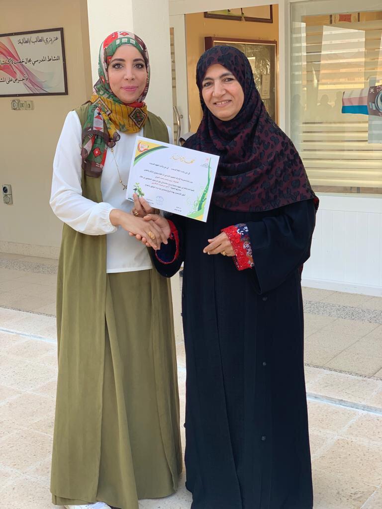 EduGovNsq6115's tweet photo. تكريم إدارة المدرسة لمبادرات المعلمات في طابور الصباح 
ا.امل معلم مجال أول عن مبادرة حكايات نجوم الادراك 
ا . رحاب معلم مجال ثاني عن قناة اليوتيوب لشرح دروس الرياضيات 
ا . مريم معلم مجال ثاني عن موقع نادي الرياضيات الإلكتروني https://t.co/oyYpvEWIxa