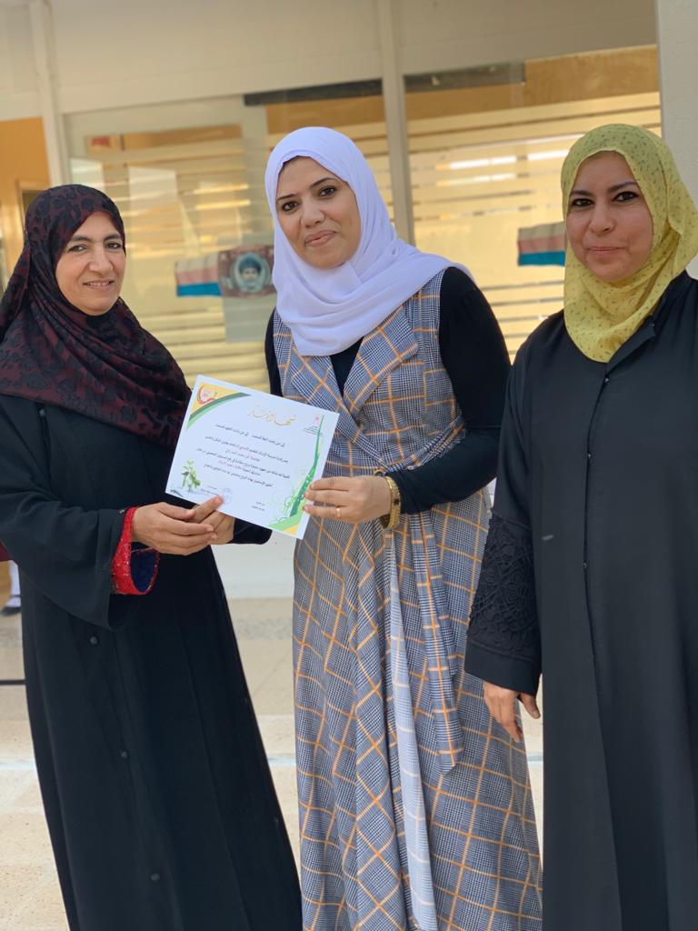 EduGovNsq6115's tweet photo. تكريم إدارة المدرسة لمبادرات المعلمات في طابور الصباح 
ا.امل معلم مجال أول عن مبادرة حكايات نجوم الادراك 
ا . رحاب معلم مجال ثاني عن قناة اليوتيوب لشرح دروس الرياضيات 
ا . مريم معلم مجال ثاني عن موقع نادي الرياضيات الإلكتروني https://t.co/oyYpvEWIxa