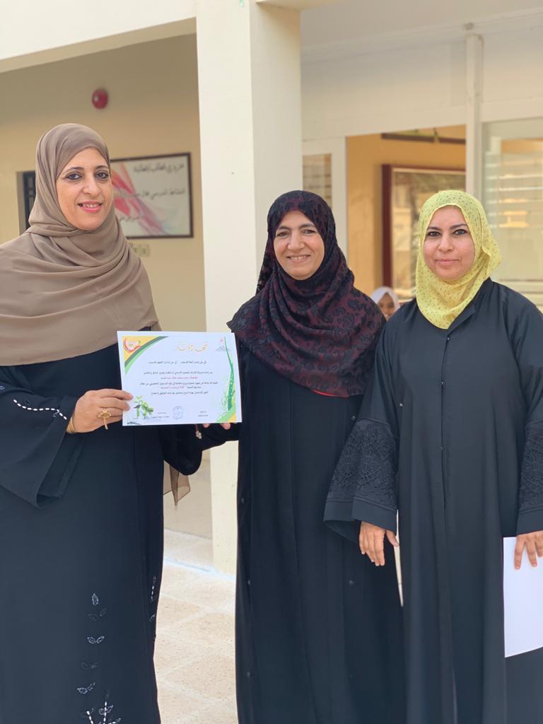 EduGovNsq6115's tweet photo. تكريم إدارة المدرسة لمبادرات المعلمات في طابور الصباح 
ا.امل معلم مجال أول عن مبادرة حكايات نجوم الادراك 
ا . رحاب معلم مجال ثاني عن قناة اليوتيوب لشرح دروس الرياضيات 
ا . مريم معلم مجال ثاني عن موقع نادي الرياضيات الإلكتروني https://t.co/oyYpvEWIxa