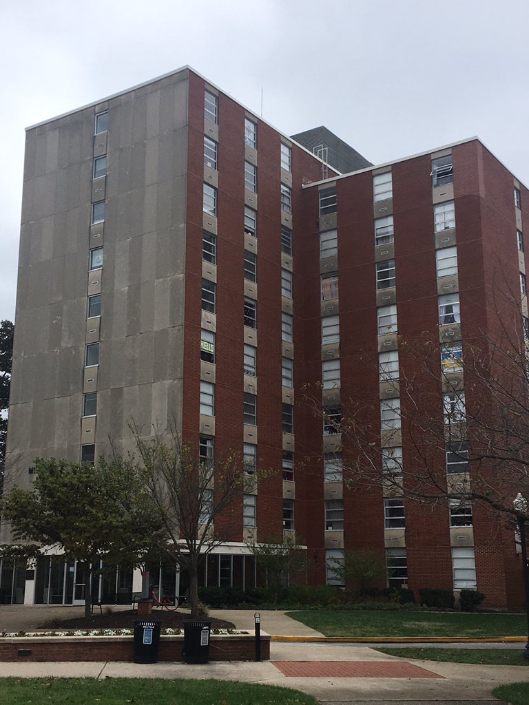 gracie_keeling's tweet photo. #dormlife at WKU how do you decorate? #smmwku @MJ020703 @aparker_13 https://t.co/lLy2qZE4QG