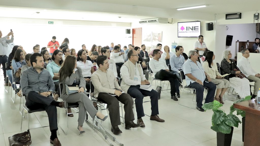 INE_Chiapas's tweet photo. El #INEChiapas y la @CEDHChiapas llevan a cabo el Foro DEMOCRACIA y DERECHOS HUMANOS, iniciando así las Jornadas estatales para la difusión y el ejercicio responsable de los derechos humanos y la democracia que el @INEMexico crea a partir de la #ENCCIVICA. https://t.co/bWrXYkFMda