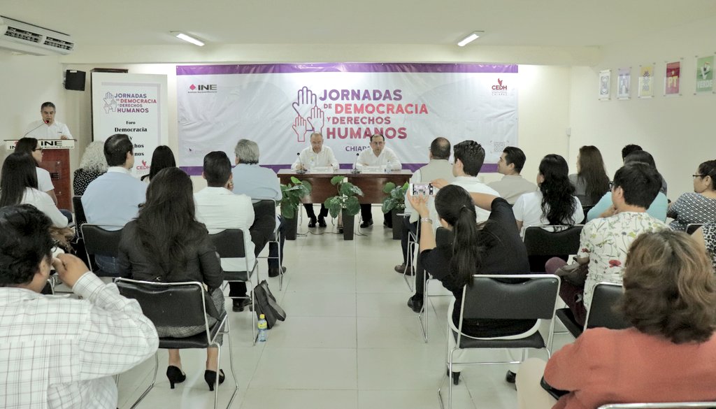 INE_Chiapas's tweet photo. El #INEChiapas y la @CEDHChiapas llevan a cabo el Foro DEMOCRACIA y DERECHOS HUMANOS, iniciando así las Jornadas estatales para la difusión y el ejercicio responsable de los derechos humanos y la democracia que el @INEMexico crea a partir de la #ENCCIVICA. https://t.co/bWrXYkFMda