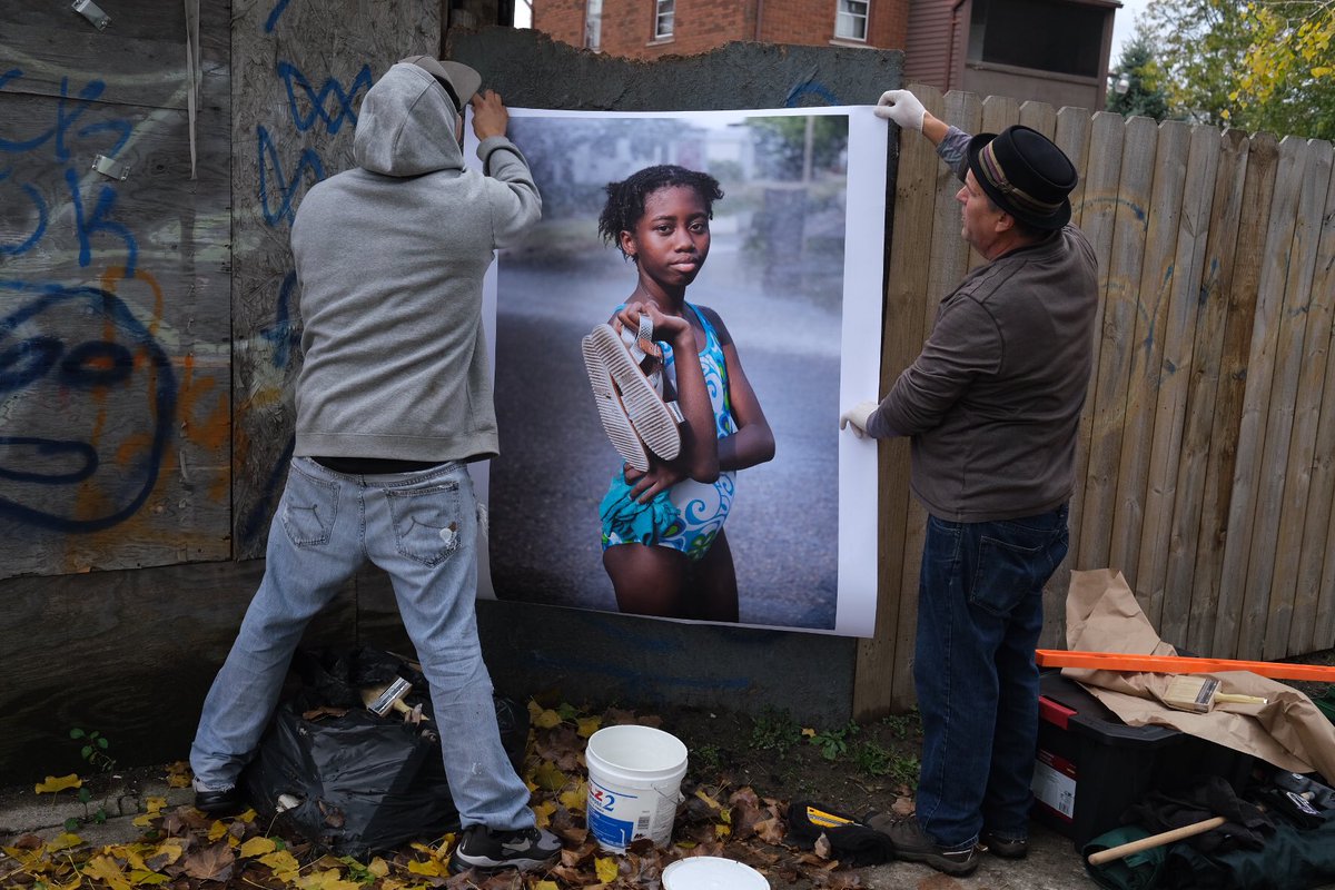 ErikPaulHoward's tweet photo. Tom Stoye installing portraits of youth from around #Detroit on #TheAlleyProject this past Sunday. Doing some more on Wednesday at 4p... stop through if you’re around! https://t.co/U3tDA93Rni