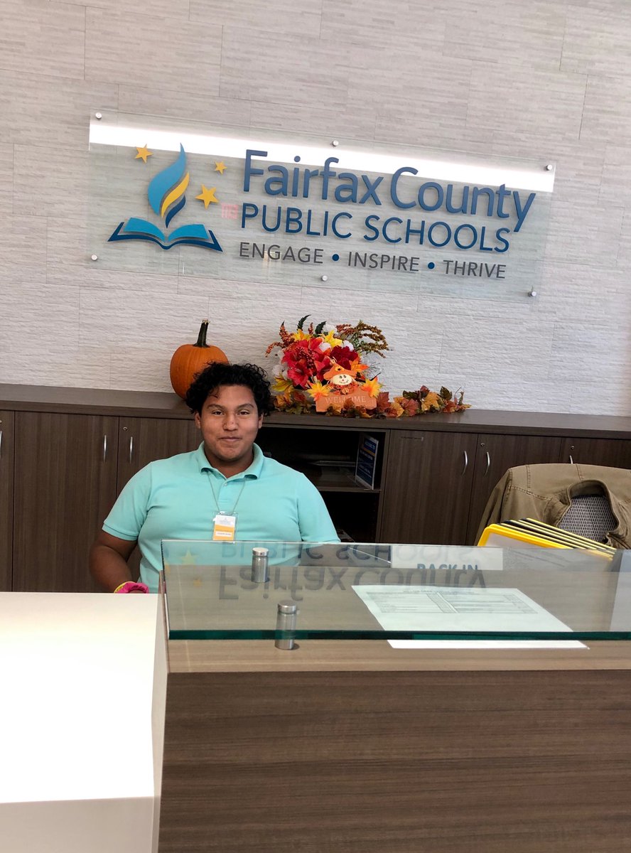 FCPS_CTS's tweet photo. Danis is rocking the front desk at Willow Oaks. #day1 #WAT #CWE #awesome! 

⁦@FCPS_ISD⁩ ⁦@FallsChurchHS⁩ https://t.co/pBk1JZO0Tg