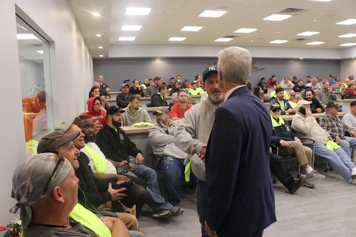 NASRCC_UBC's tweet photo. Last night #NERCC @UBCLocal290 teamed up with @CarpentersNyc to host the 2nd annual Town Hall featuring Carpenters’ endorsed Suffolk County Executive @SteveBellone. Over 900 Brothers & Sisters came out to support Bellone and stand in unity. https://t.co/fDIPJ2JskX