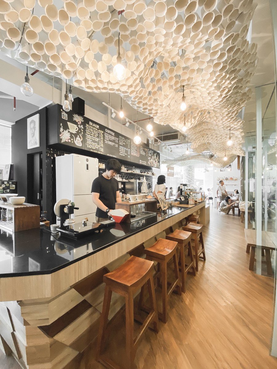 𝐆𝐚𝐥𝐥𝐞𝐫𝐲 𝐃𝐫𝐢𝐩 𝐂𝐨𝐟𝐟𝐞𝐞
หลังจากปิดไปสักพักตอนนี้รีโนเวทเสร็จแล้ว ร้านน่ารักมาก กาแฟดริปดีมากๆ ราคายังน่ารักอีก เริ่มต้น 70 บ. เอง ที่นั่งเยอะ แสงธรรมชาติเข้าสุดๆ🌤🌤
📍หอศิลป์ bts สนามกีฬา
<a href="/aroii/">@aroii บอกต่อ</a> <a href="/ReviewCafe_TH/">#รีวิวคาเฟ่</a> <a href="/kinjubkinjib/">kinjubkinjib - กินจุ๊บกินจิ๊บ</a>