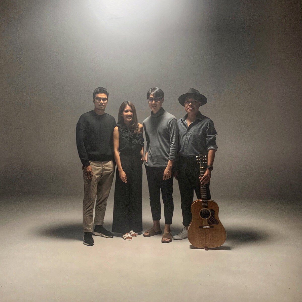 StarzabThailand's tweet image. “จั้ม คัลเลอร์พิทช์” หวนจับไมค์ในรอบ 5 ปี ปล่อยเพลง “หมอก” ตอกย้ำความเศร้า starzab.com/2019/10/29/712… #colorpitch