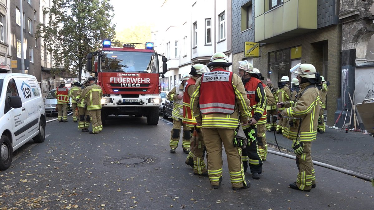 RTLWEST's tweet image. Am Morgen hat es im Dachgeschoss eines Mehrfamilienhauses in #Duisburg gebrannt. Alle Bewohner mussten das Gebäude verlassen. Auch das Nachbarhaus wurde geräumt. Ein #Feuerwehrmann verletzte sich bei den Löscharbeiten. Die #Brandursache ist noch unklar.