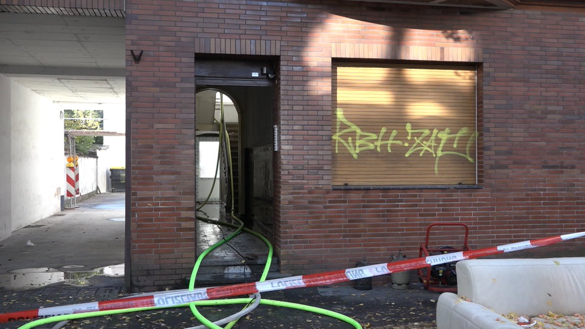 RTLWEST's tweet image. Am Morgen hat es im Dachgeschoss eines Mehrfamilienhauses in #Duisburg gebrannt. Alle Bewohner mussten das Gebäude verlassen. Auch das Nachbarhaus wurde geräumt. Ein #Feuerwehrmann verletzte sich bei den Löscharbeiten. Die #Brandursache ist noch unklar.