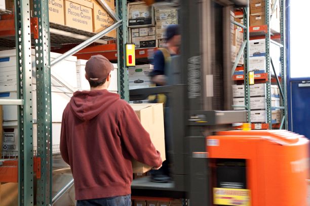 SentryProtect's tweet image. What lurks behind that blind corner? Could be a forklift.  Could be a person. Could be two forklifts! And when those paths cross, it could result in an accident. Collision Sentry collision warning system helps prevent accidents at blind corner intersections. #CollisionWarning