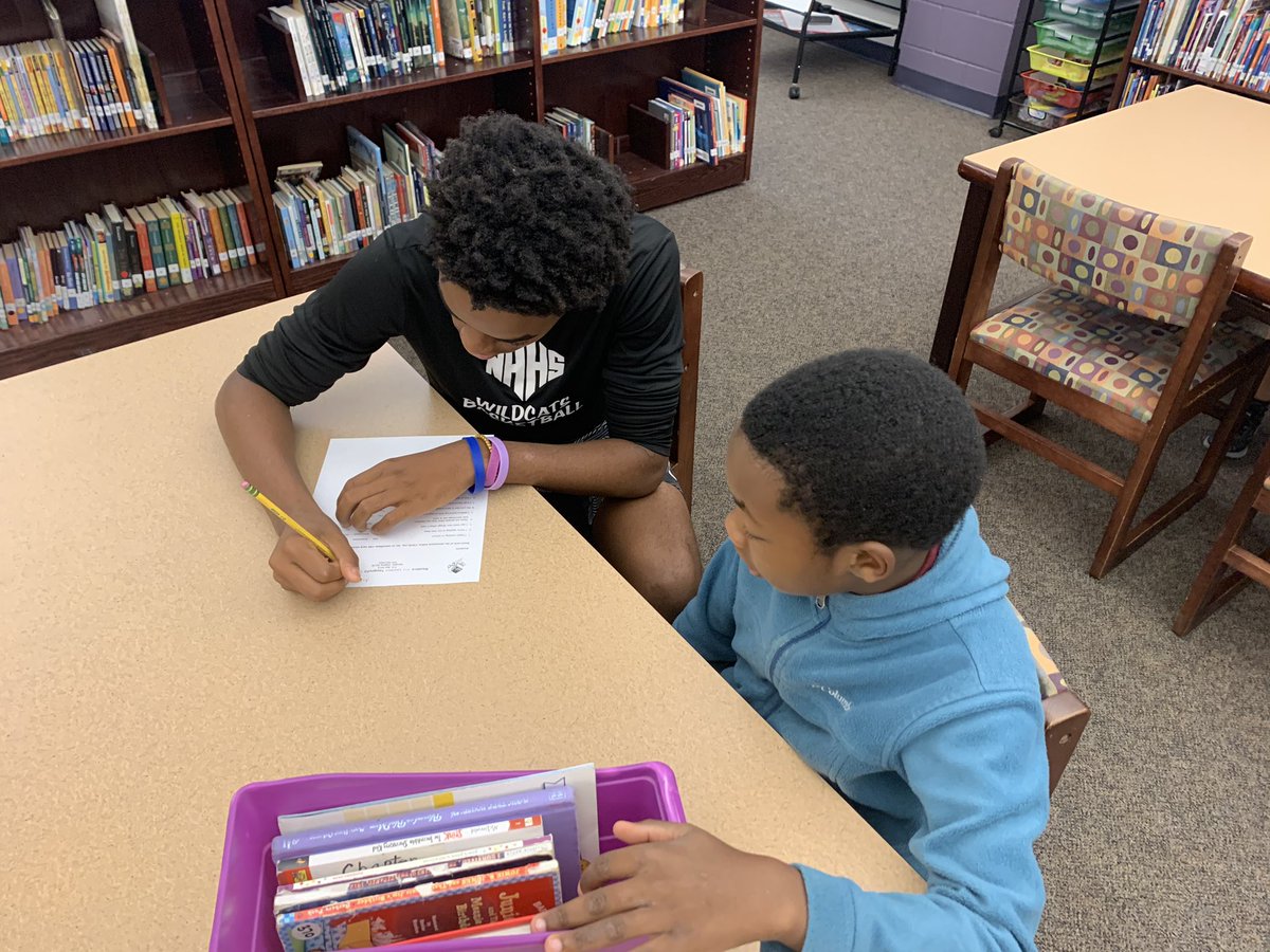 mauraeomahony's tweet photo. What a wonderful start to our Tuesday @SnipesAcademy !! Readers ARE Leaders!!! @NewHanoverCoSch @NewHanoverHS https://t.co/2lwynUq08Q