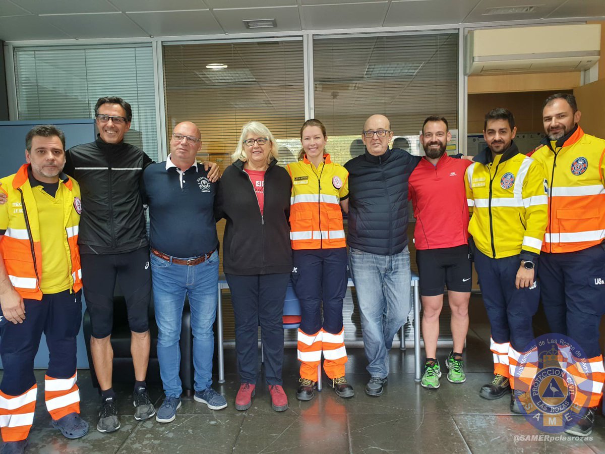 SAMERpclasrozas's tweet image. Esta mañana nos ha visitado @juananvargas. Hoy hace 1 mes que su corazón se paró, pero sus ganas de vivir y su fuerza no le abandonaron. Ha querido conocer al equipo que le salvó la vida. 
Otro ejemplo de la importancia de la #RCP precoz en #PCR presenciada.
#LasRozasSegura