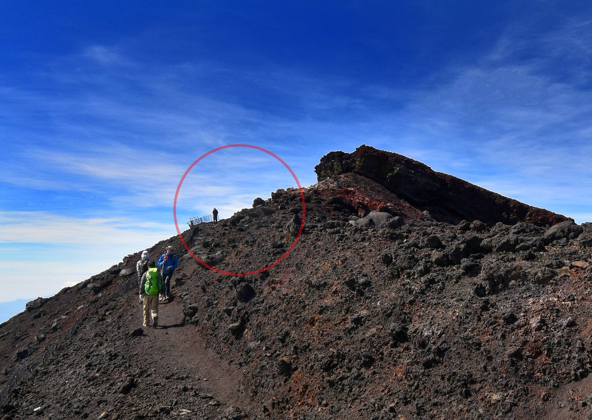 Shin 富士山頂からの滑落ポイントを確認してみると 崖しかなく捕まれる様な場所もない事がわかる 滑落した時の地面はアイスバー状態であり 対策した装備以外では滑る危険性が非常に高いと言うのも分かりますね ニコ生主 滑落