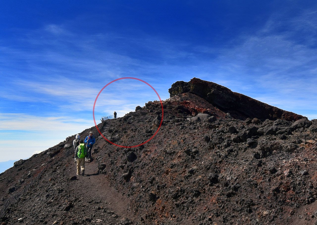 Shin 富士山頂からの滑落ポイントを確認してみると 崖しかなく捕まれる様な場所もない事がわかる 滑落した時の地面はアイスバー状態であり 対策した装備以外では滑る危険性が非常に高いと言うのも分かりますね ニコ生主 滑落 T Co M1u5nelx5q