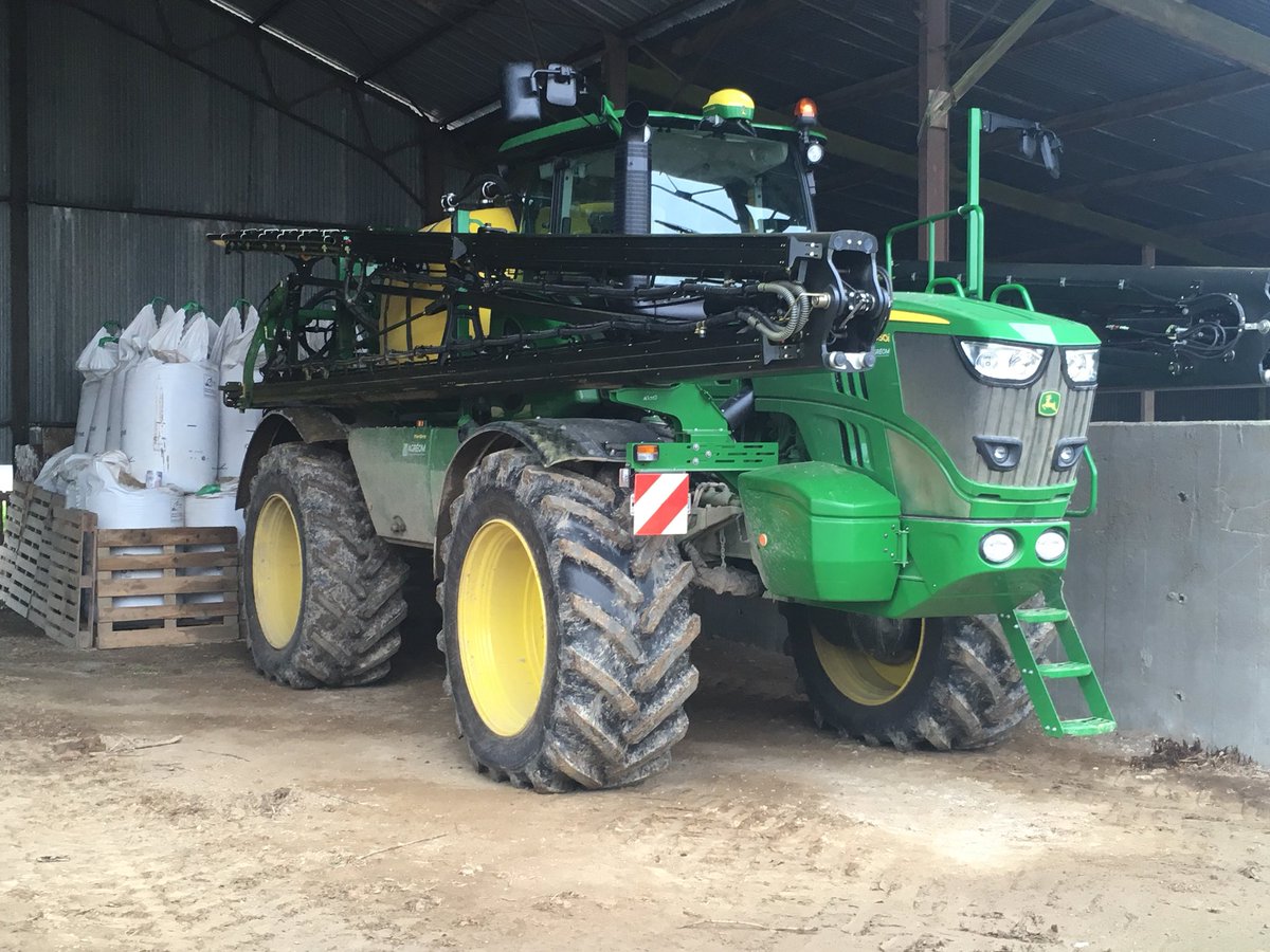 BNourissonpro's tweet photo. Rdv passionnant au Gaec de la Riboteliere à Ysernay 🚜🌾🐖
Parc:
➡️ Batteuse S 770i @JohnDeere télégonflage PTG : Cerexbib ✅
➡️ 828  variogrip @Fendt_nl  : Evobib✅
➡️ Fendt 720 avec bientôt CTIS PTG : Xeobib ✅
➡️ Automoteur 4050i : Larges : Xeobib , Etroits : Spraybib✅ https://t.co/CyTdrjfbY0