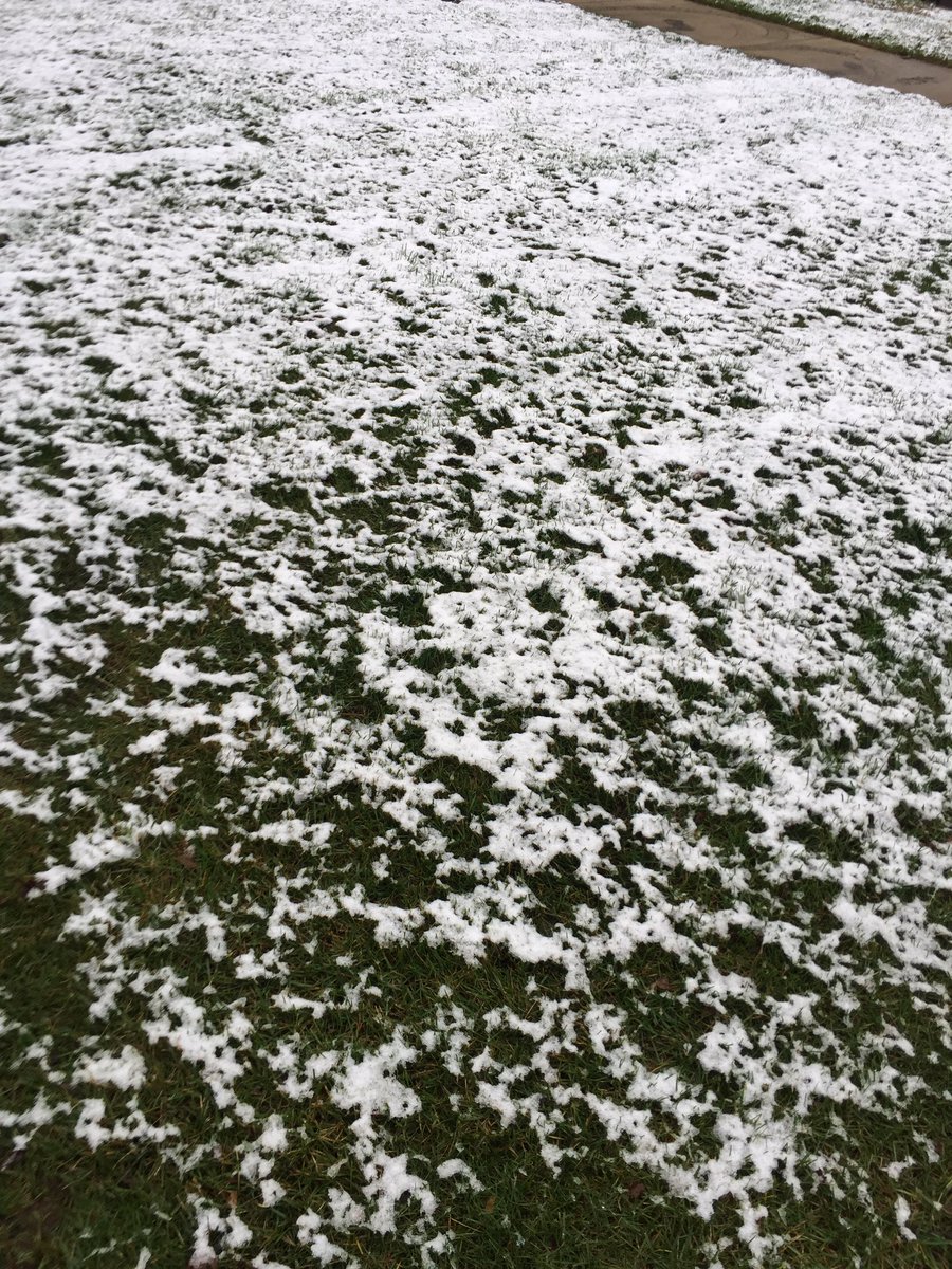 OWSTradings's tweet image. Not a whole lot of snow but definitely WAY TOO EARLY FOR THIS. #WIproblems