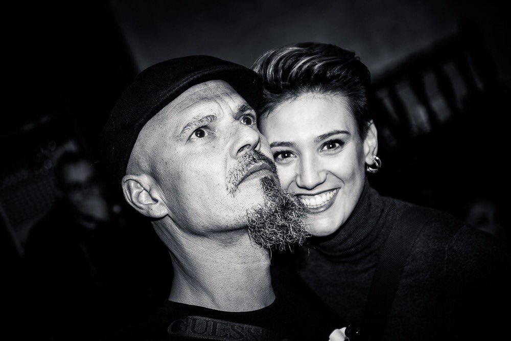 cpgellida's tweet photo. La chica de la sonrisa perenne y el señor distraído. 
En estos días de zozobra previos al lanzamiento de #TodoLoPeor, tener a alguien así de cerca tiene un valor imposible de cuantificar. 
#Pelofuego hasta en blanco y negro. 
El fotón es de @CDF_fotografia https://t.co/8USzMqLWf9
