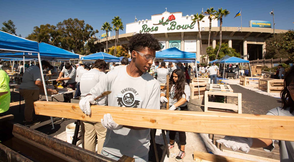 LowesCareers's tweet photo. For the first time in its history, the #RoseBowlStadium served as the grounds for one epic build. Learn more about the impact of our #skilledtrades event with @iamgenerationT and @ShpBeds here: https://t.co/4uXJC0TEIk https://t.co/xKTkLcqoe9